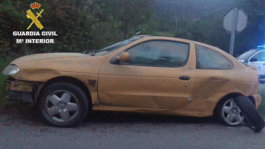 El coche siniestrado en la carretera entre O Corpiño y A Goleta.