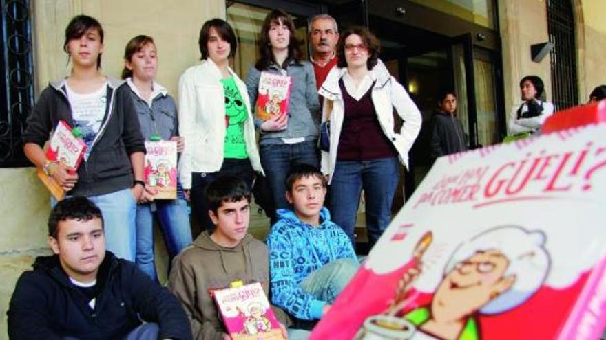 Los siete alumnos ganadores, con el director del IES Padre Feijoo, Chema Castiello, y su profesora de asturiano, Beatriz Quintero.