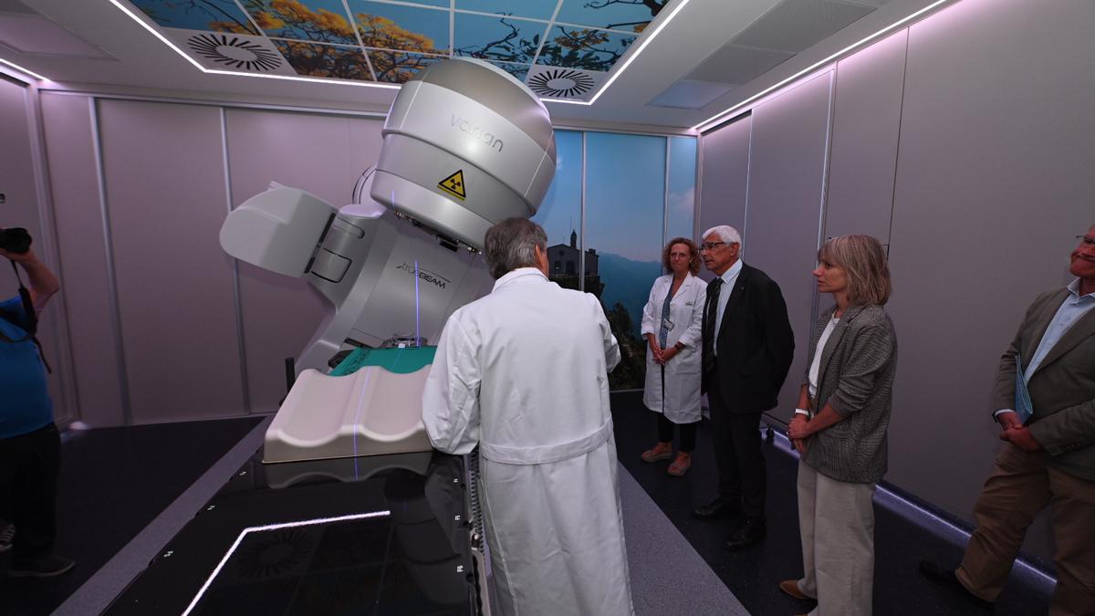 El conseller Manel Balcells y la alcaldesa de Granollers, Alba Barnusell, en la inauguración del Centro de Oncología Radioterápica de la C17