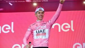 Tadej Pogacar en el podio del Giro de Italia con la maglia rosa