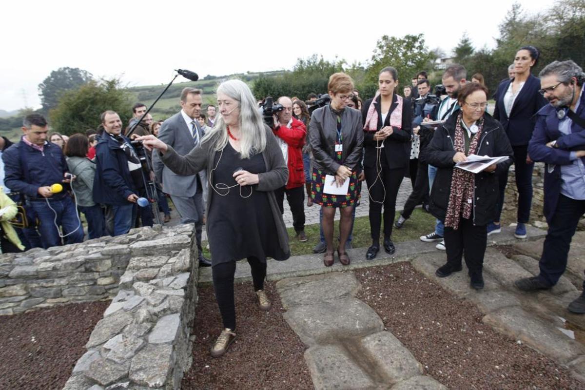 Mary Beard visitando la Villa Romana de Veranes Mary Beard visitando la Villa Romana de Veranes