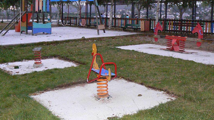 Obras en el parque infantil situado en el paseo marítmo de Pontedeume. / la opinión