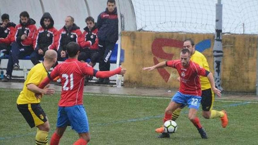 Un momento del partido entre Domaio y Mos. // G.Núñez