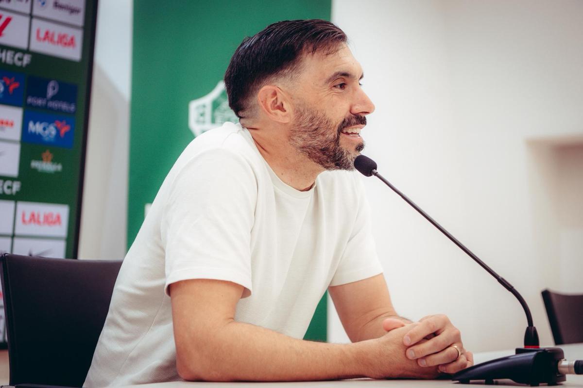 Sarabia escucha a una de las preguntas durante la rueda de prensa, en la previa del Real Madrid-Elche.