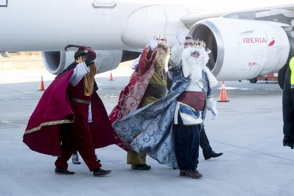 Llegada de los Reyes Magos al aeropuerto de Asturias