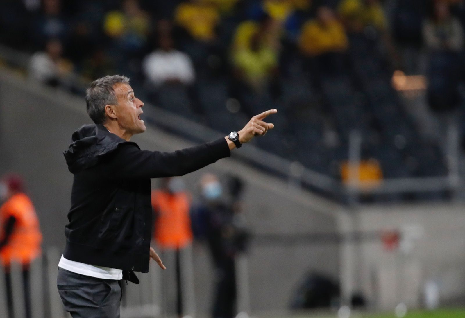 Luis Enrique da instrucciones a su jugadores en el Suecia-España.