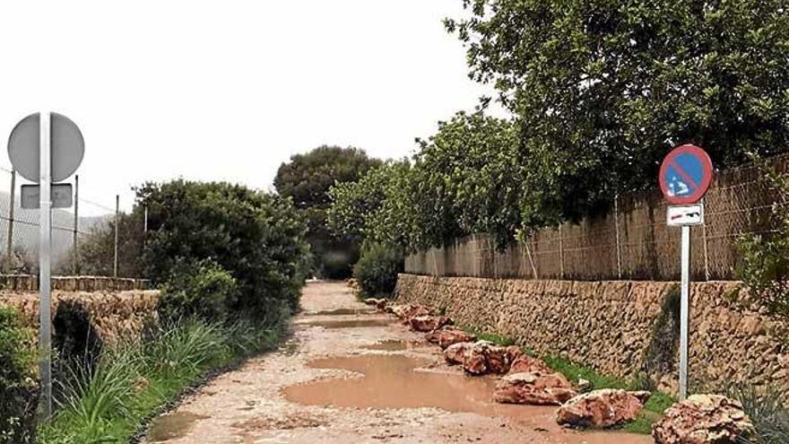 Piedras ´antiaparcamiento´ y barreras cerradas en Cala Varques.