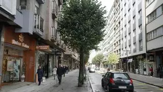 La rotura de una tubería en el centro de Santiago inunda un garaje y un comercio: "Salía agua a borbotones"