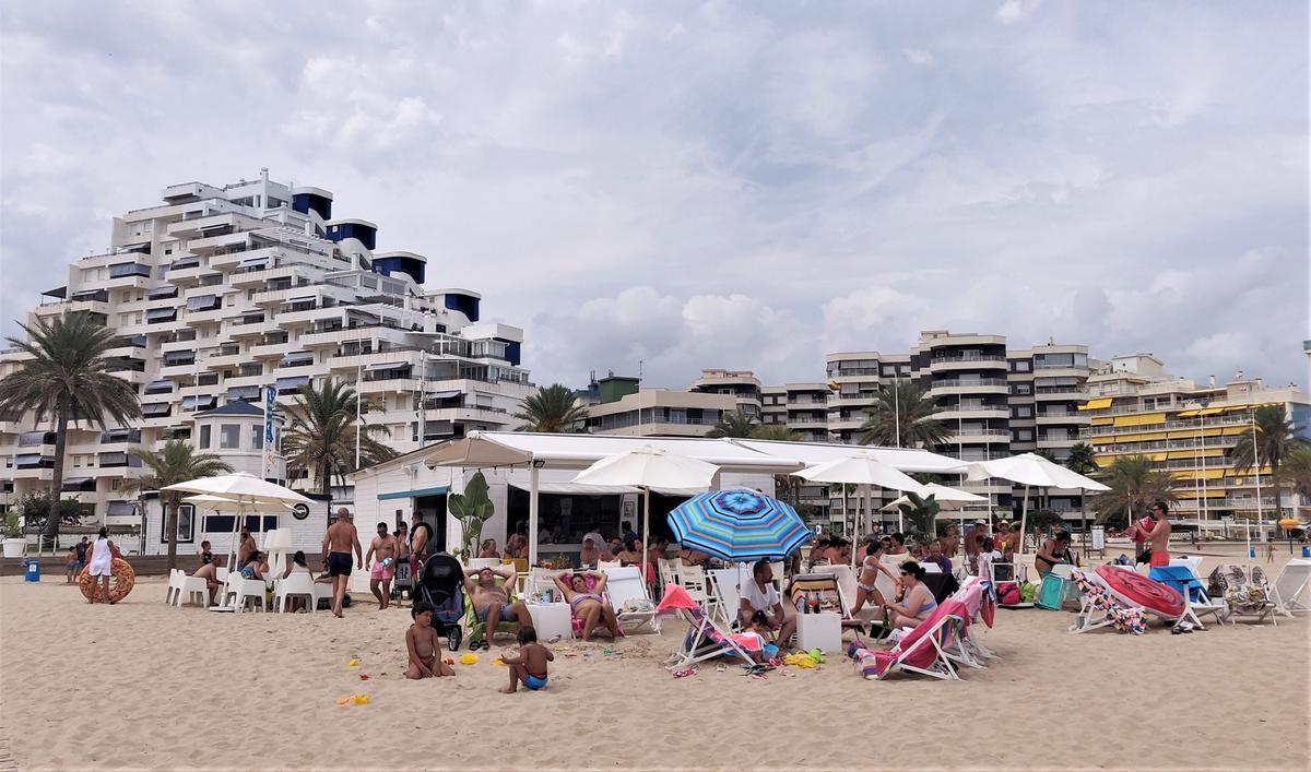 Un chiringuito en la playa de Gandia.