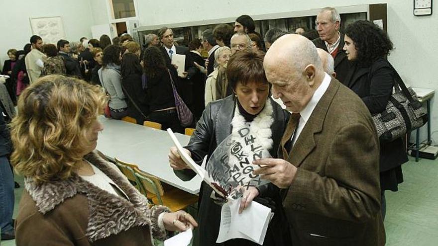 Tras descubrir una placa conmemorativa, Ferrín y los asistentes al homenaje visitaron la biblioteca que llevará su nombre.