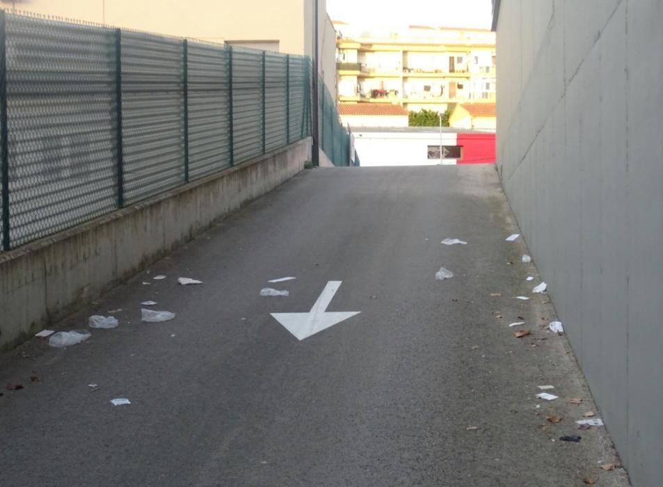 Guants i mascaretes llançats per terra, un risc no només sanitari sinó mediambiental