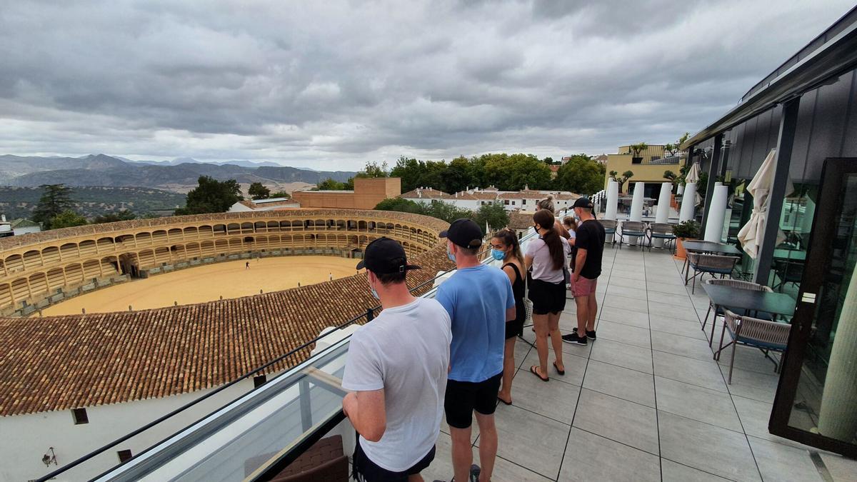 Ronda presume estos días de recuperar al turista internacional, con cientos de estadounidenses, alemanes o británicos alojados en hoteles, alojamientos turísticos y casas rurales. A esta elevada afluencia de visitantes se le une la celebración en el municipio del Día del Turista