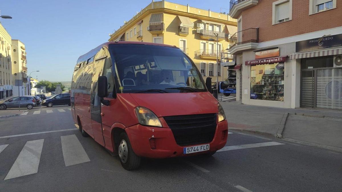 El autobús urbano de Baena realiza su recorrido habitual.