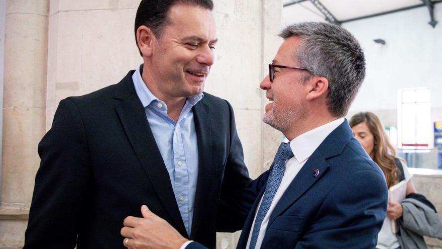 El líder del PSD y ganador de las
 elecciones, Luis Montenegro, con el
alcalde de Lisboa, Carlos Moedas (d.). 
// FdV