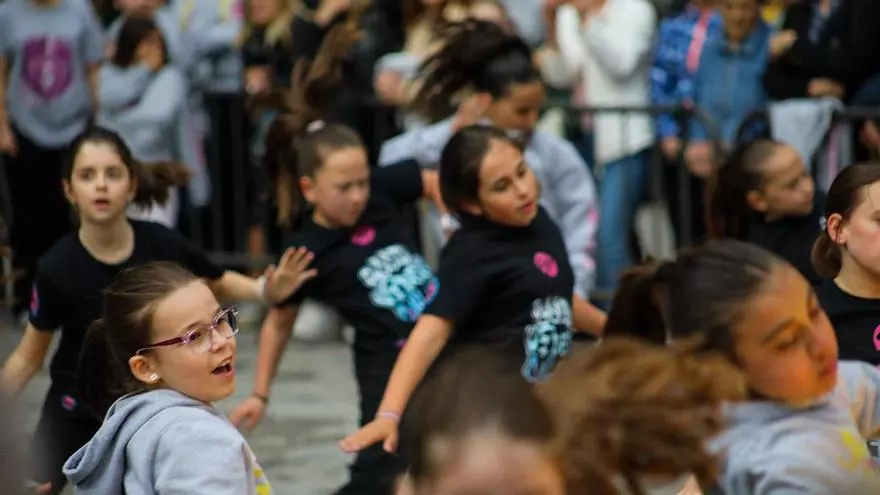 Salsón desafía a la lluvia y celebra el Día de la Danza en la Plaza Mayor de Zamora