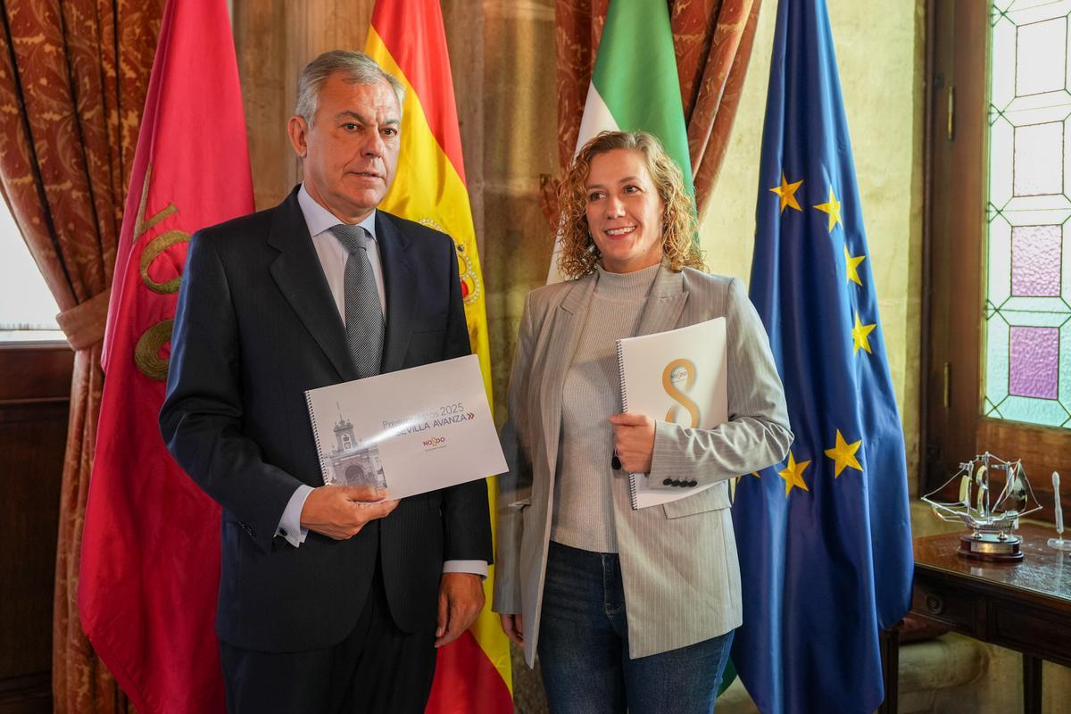 El alcalde de Sevilla, José Luis Sanz, junto a Susana Hornillo, portavoz de Podemos - IU, durante las negociaciones para el Presupuesto de 2025