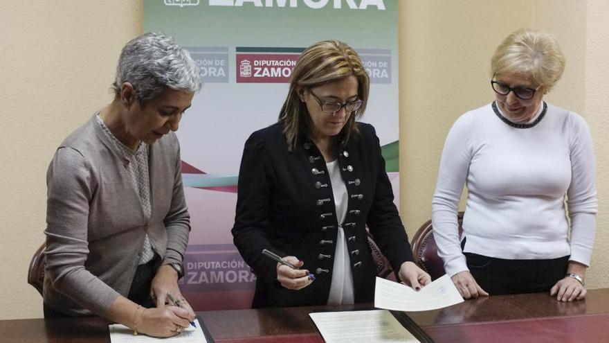 Mayte Martín Pozo y Asunción Sobejano durante la firma del convenio.