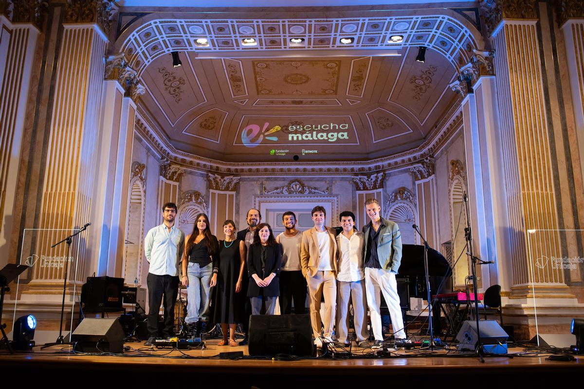 Los ganadores de la primera edición de Escucha Málaga, con los organizadores