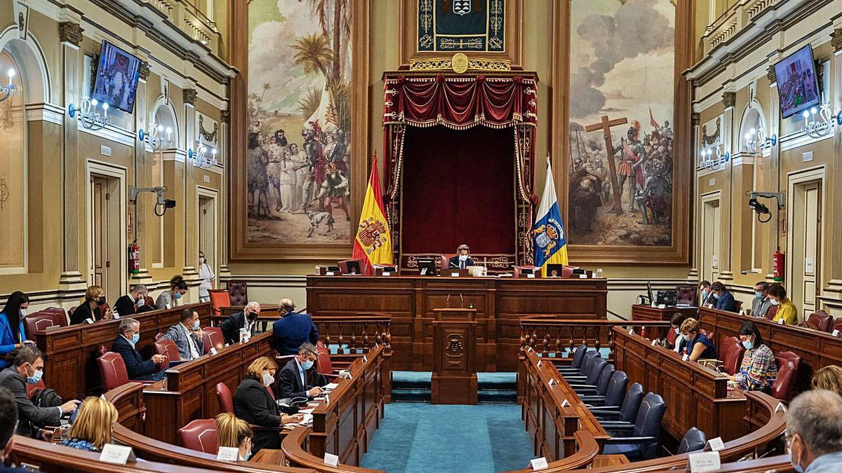 Panorámica del Salón de Plenos del Parlamento de Canarias.