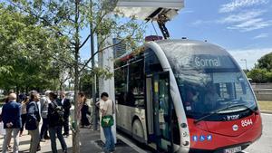 Un bus de la línea H12, en plena recarga, en la parada final del Gornal, en LHospitalet