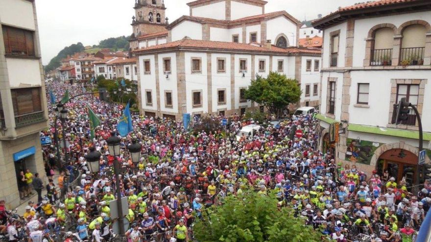 Cangas de Onís, a rebosar, en la salida de la Clásica de los Lagos, en la última edición antes de la pandemia, en 2019. | J. M. C.