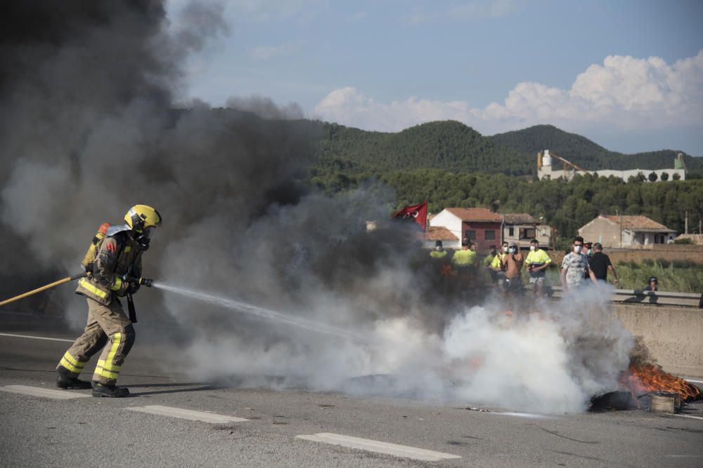 Els treballadors de Montajes Rus cremen pneumàtics i tallen la C-16