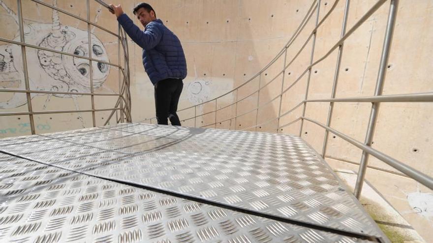 Las chapas sueltas de la escalera de caracol elevan el riesgo de caídas en la Muralla