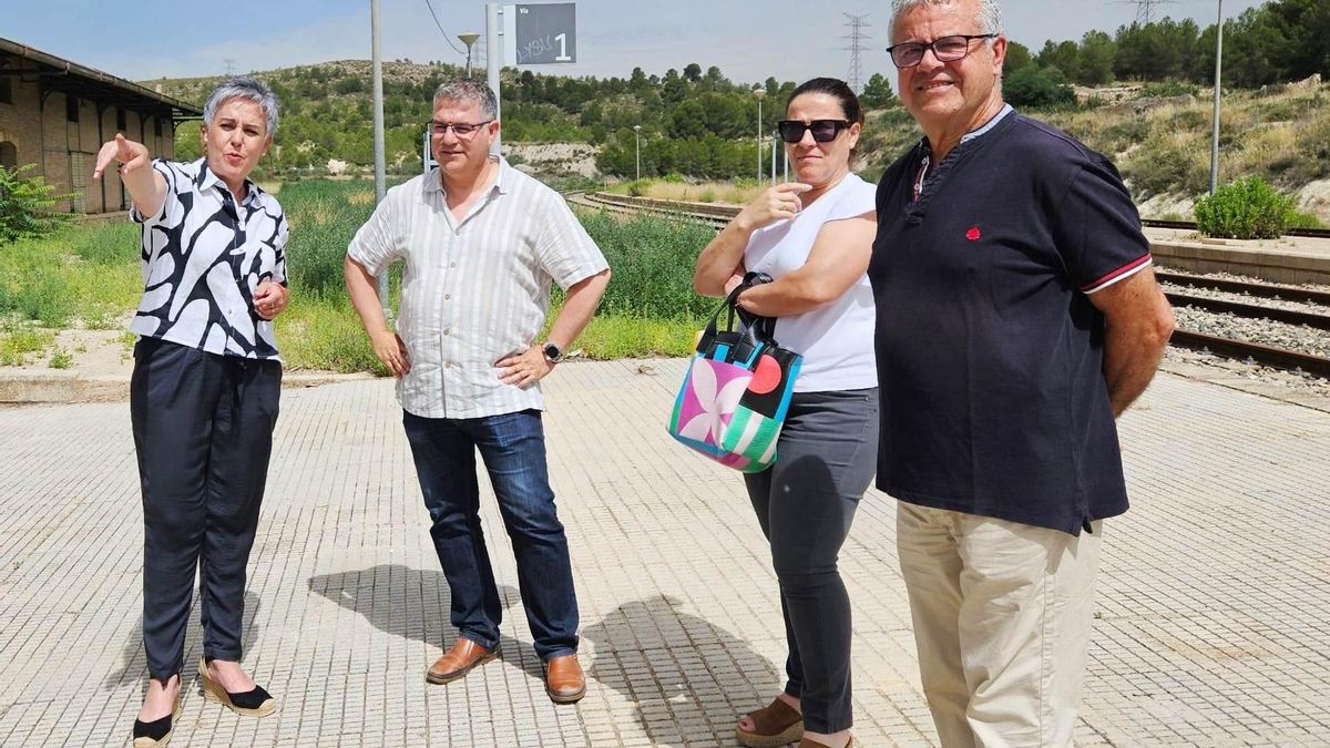 Los regidores de Calasparra y Hellín en la estación de tren