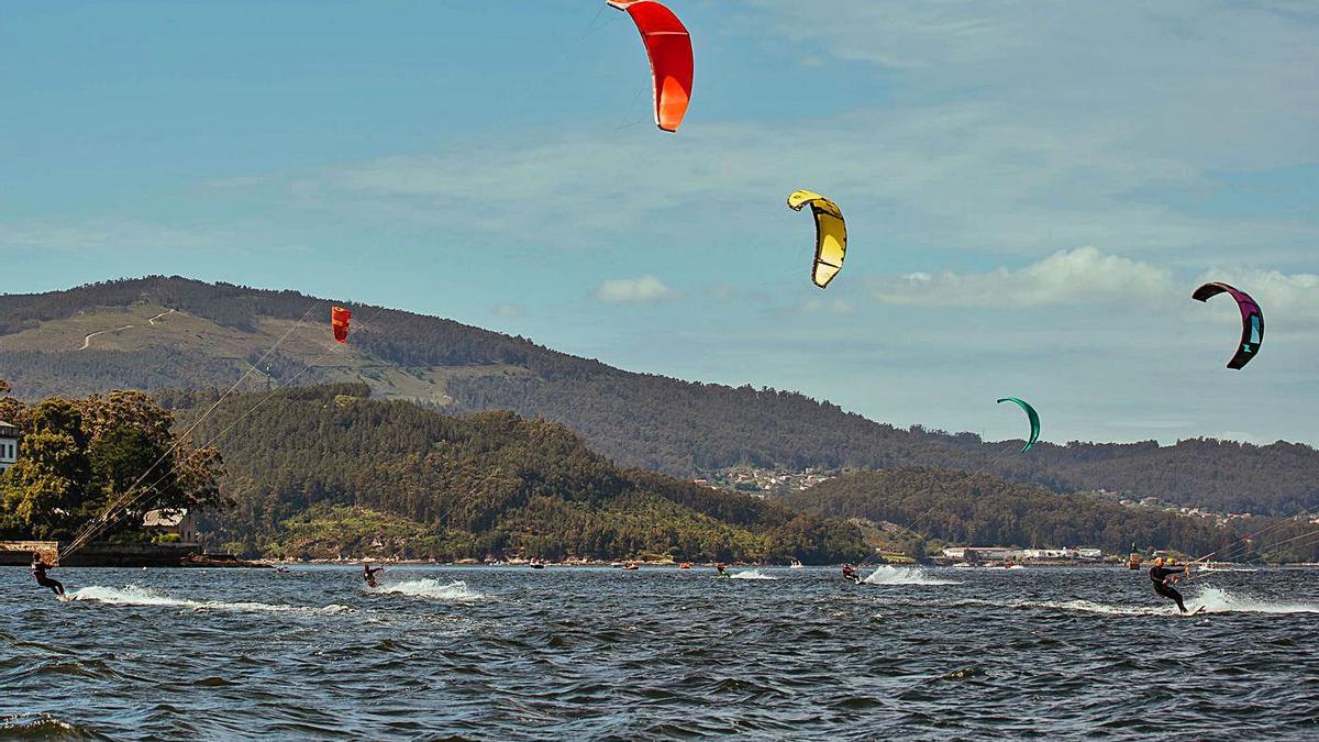 Los competidores, durante una de las pruebas de kitesurf celebrada en la playa de Cesantes.   | // LORENA DO MERLO