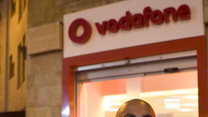 Carlos León, ante una tienda de Vodafone España, con su sentencia.