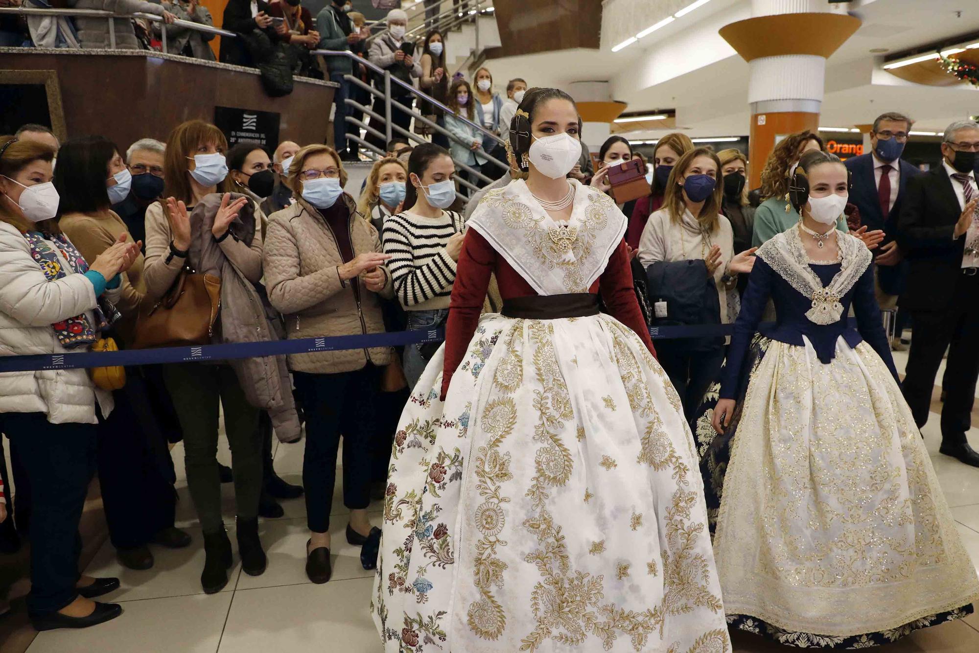 Las Falleras Mayores encienden las luces de navidad de Nuevo Centro