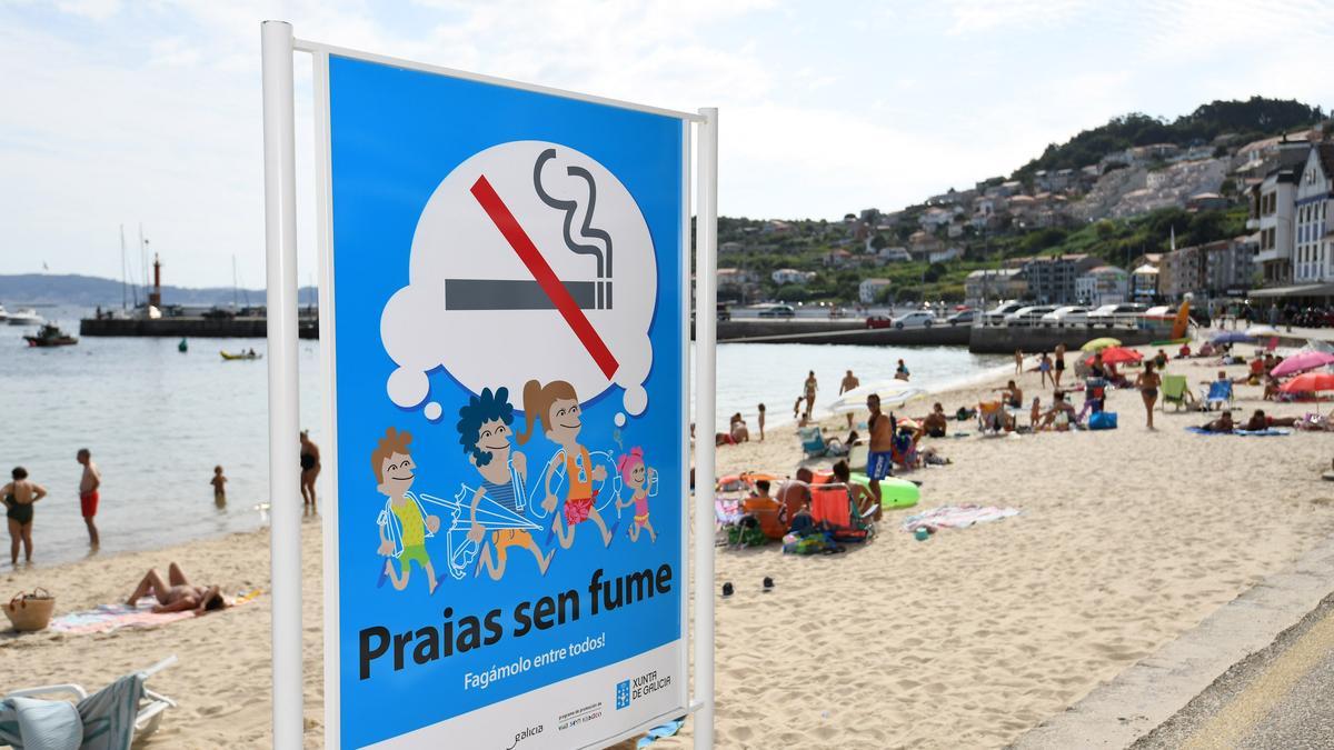 Cartel de una playa libre de humos en Galicia.