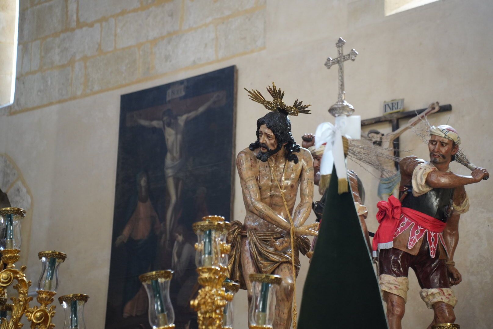 Los titulares procedentes de distintos sitios de la provincia van llegando a los templos, donde el sábado saldrán para participar en el Magno Vía Crucis.