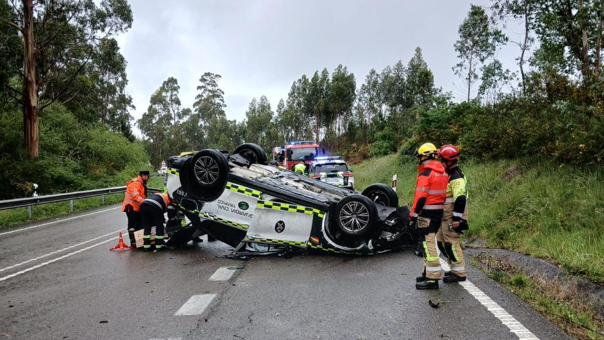 El vehículo policial siniestrado esta tarde en la carretera EP-8001.