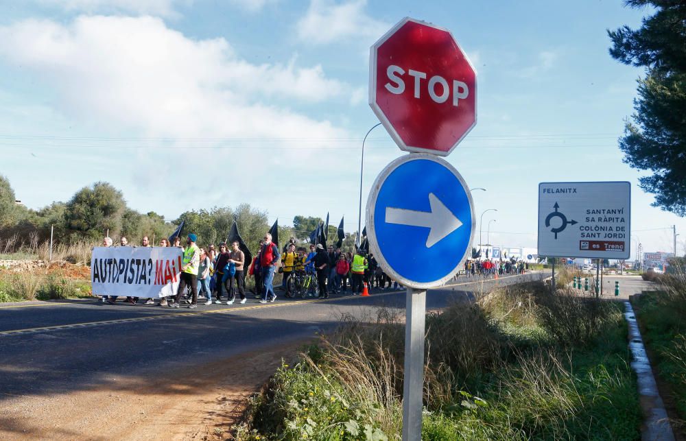 Unas 300 personas marchan contra  la autopista entre Campos y Llucmajor