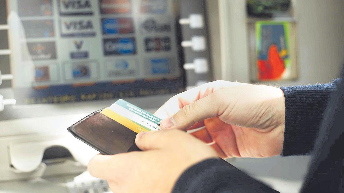 Una persona opera en un cajero automático