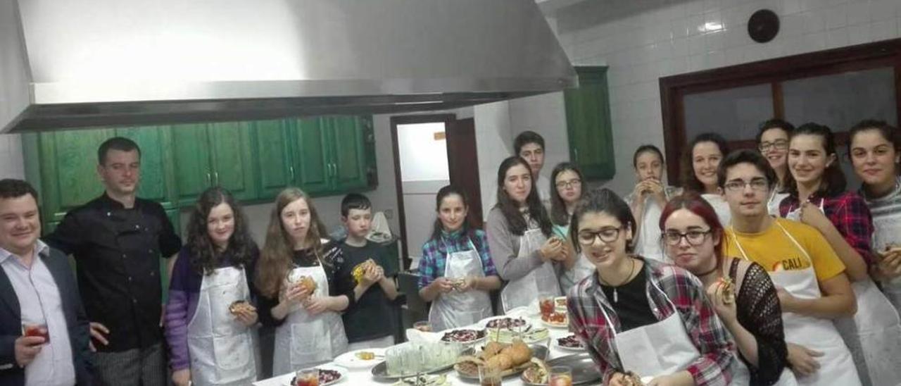 Los asistentes al taller de pinchos creativos, en la cocina de El Prial, en Infiesto.