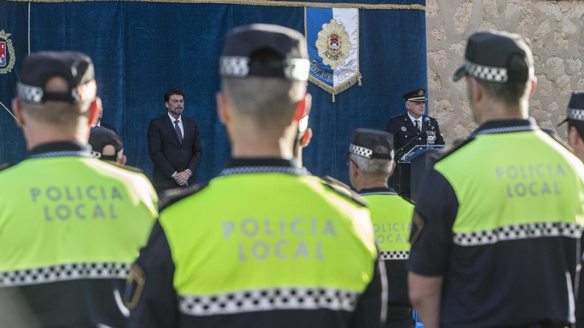 El jefe de la Policía Local, en presencia del alcalde Barcala, interviene en un acto en el castillo de Santa Bárbara