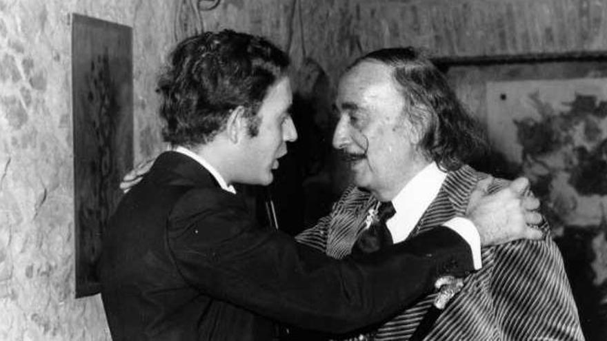 Gonçal Comellas i Salvador Dalí se saluden al Teatre-Museu Dalí de Figueres, el 4 de juliol del 1976, el dia que el músic hi va actuar en el marc del Festival de Música de l&#039;Empordà