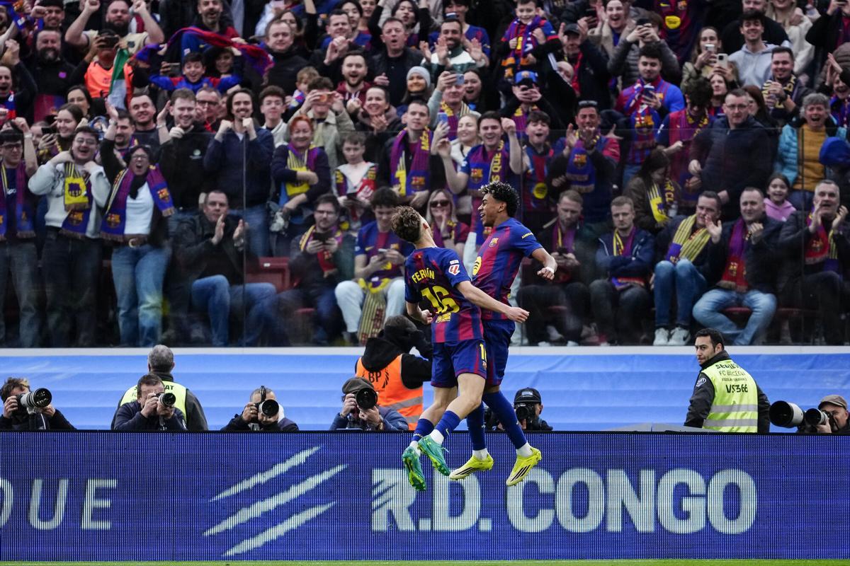 Lamine Yamal y Fermín López celebran el 1-0 del Barça al Villarreal, obra del primero.