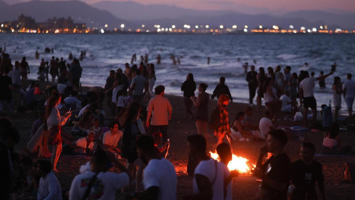 Celebración de la noche de San Juan en València.