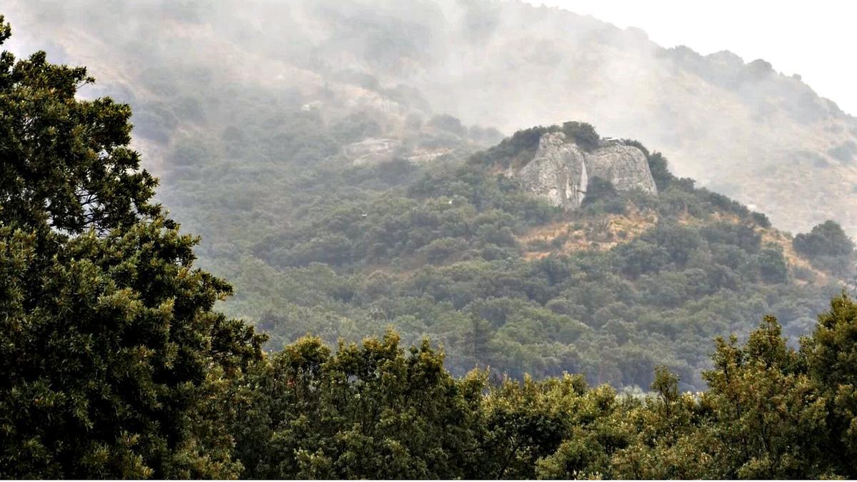 Grotte Mandrin, la roca en el centro de la imagen, es una cueva ubicada en la Francia mediterránea, que registra la primera migración de Sapiens en toda Europa. Allí se ha documentado la cohabitación alterna entre los neandertales y los humanos modernos.