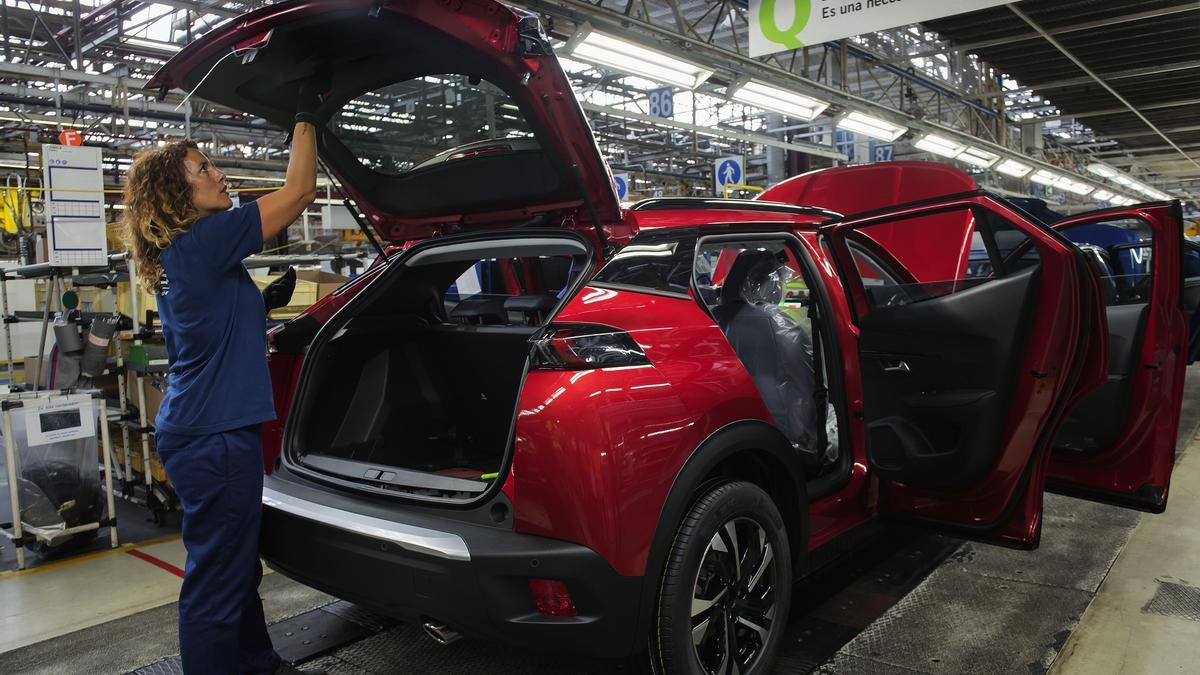 Una trabajadora de PSA-Vigo en pleno ensamblaje de un Peugeot 2008