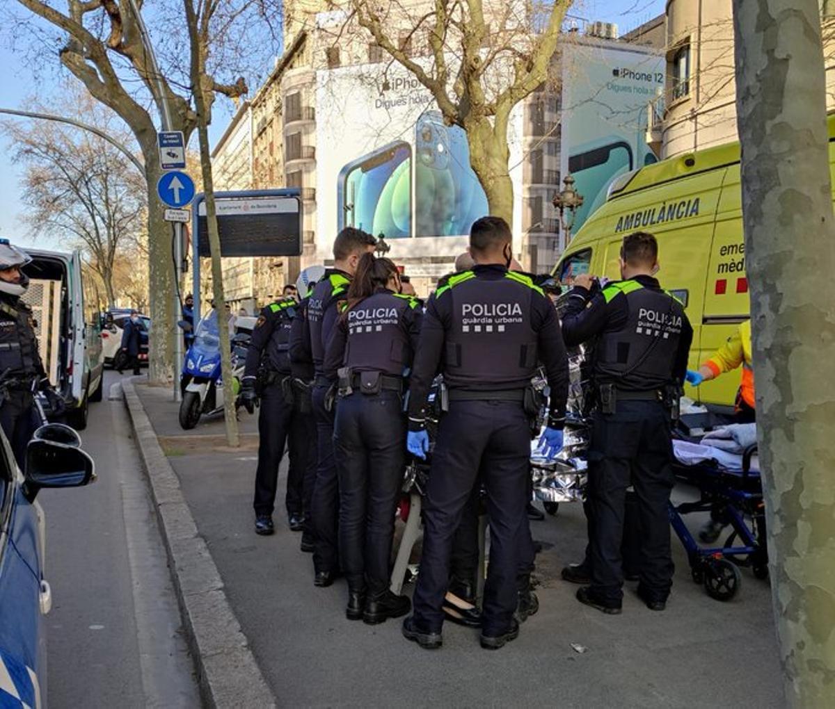 Una dona dona a llum en plena Gran Via de Barcelona