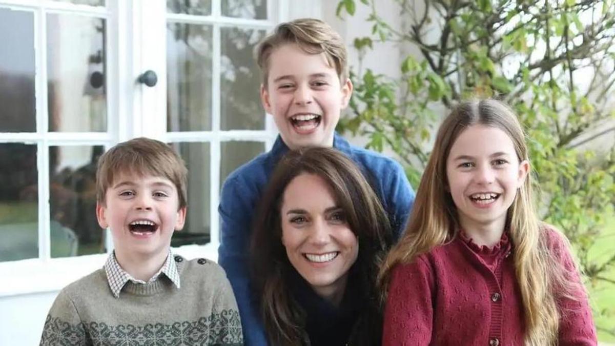 Kate Middleton, en el centro de la imagen, junto a sus tres hijos, en una imagen manipulada..