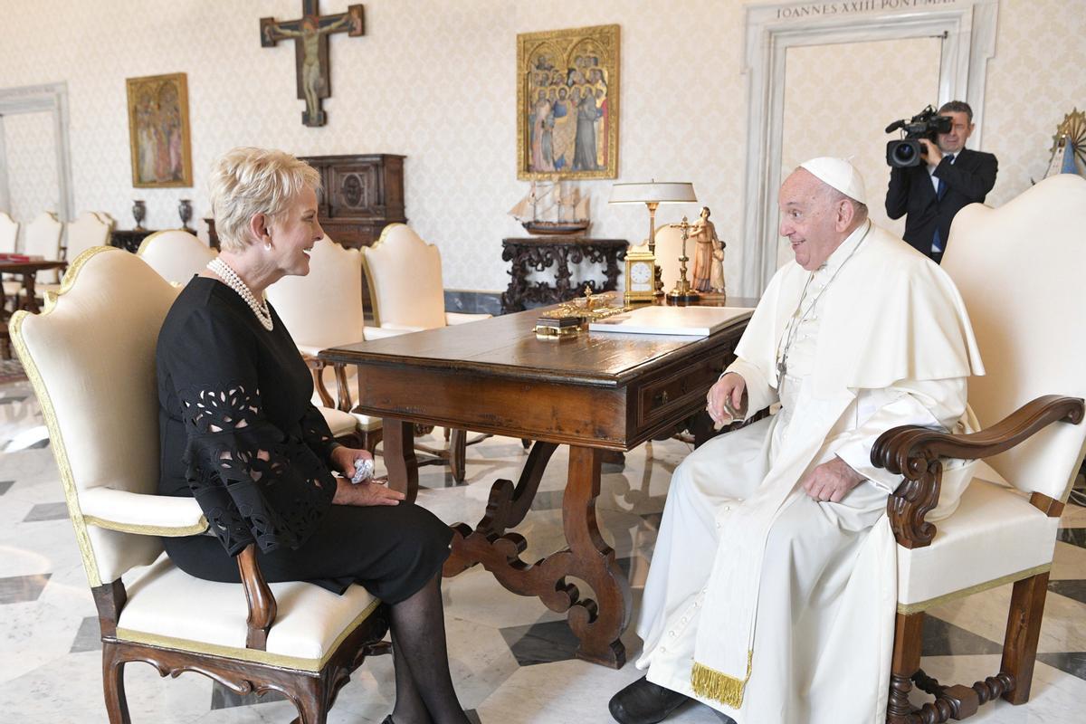 La directora ejecutiva del Programa Mundial de Alimentos de las Naciones Unidas, Cindy McCain, con el Papa Francisco.