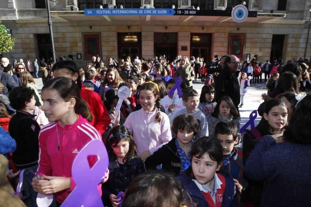 Concentración de niños del colegio Jovellanos de Gijón contra la violencia machista