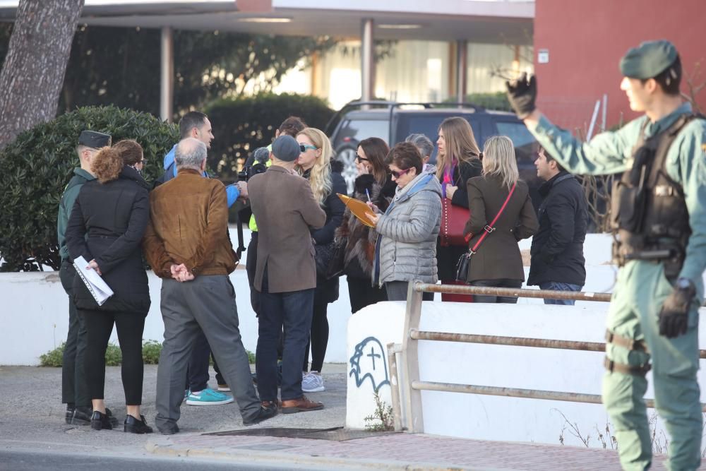 El punto de partida de la comitiva de investigación, formada por una veintena de personas, ha sido el hotel Arenal en Sant Antoni