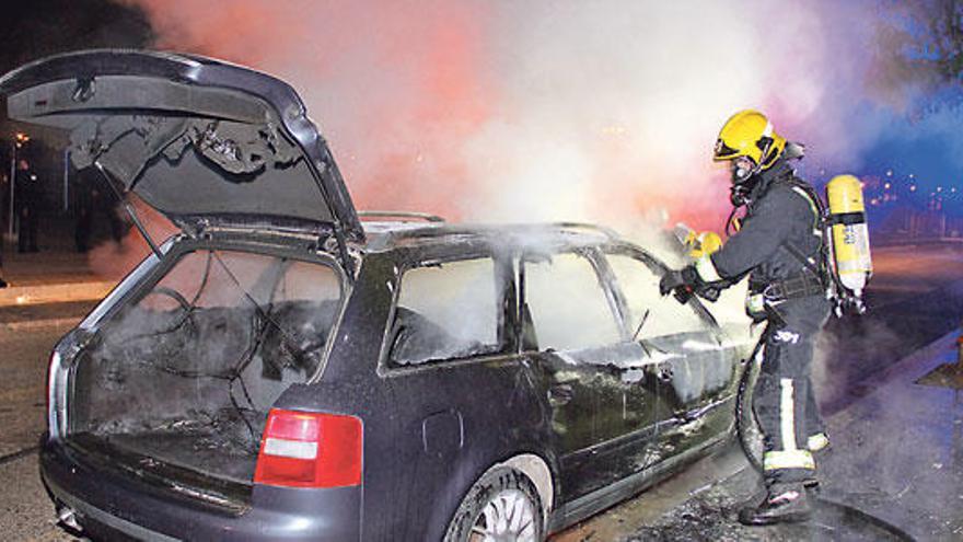 Un incendio calcina un coche aparcado en el Polígono de Levante.