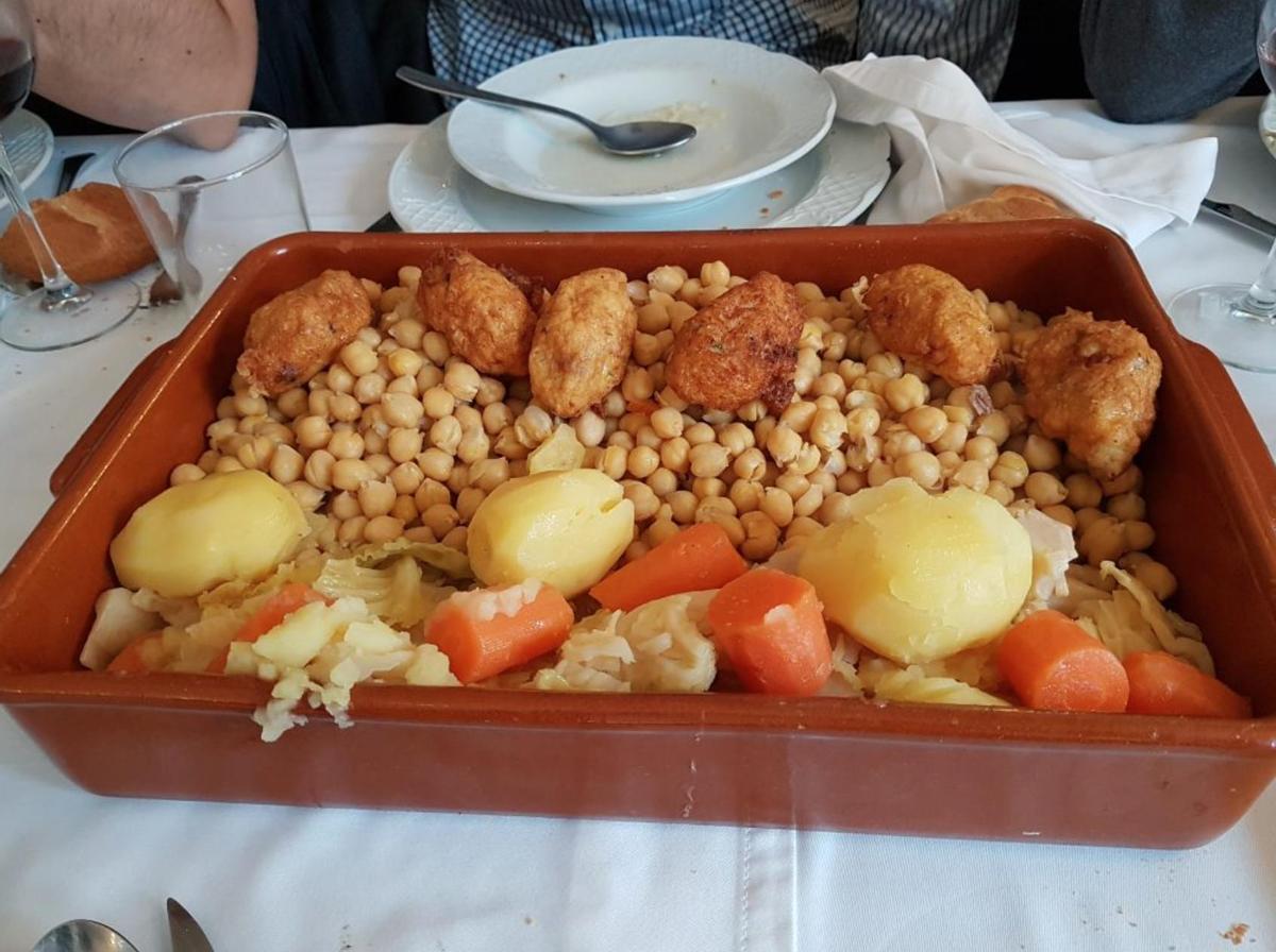 Uno de los vuelcos del cocido de Puerta Bisagra.